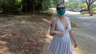 Nudità pubblika: tfajla mir-Russja tipprova tneħħi ħwejjeġha fit-toroq ta’ Rio de Janeiro. Kważi ġiet arrestata.